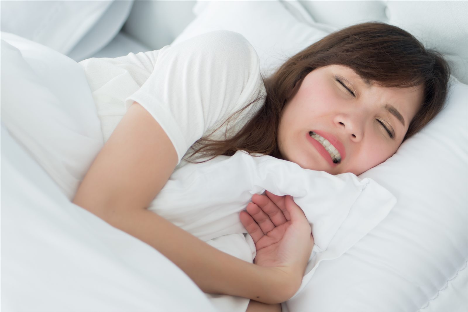 就寝中の歯ぎしりのイメージ